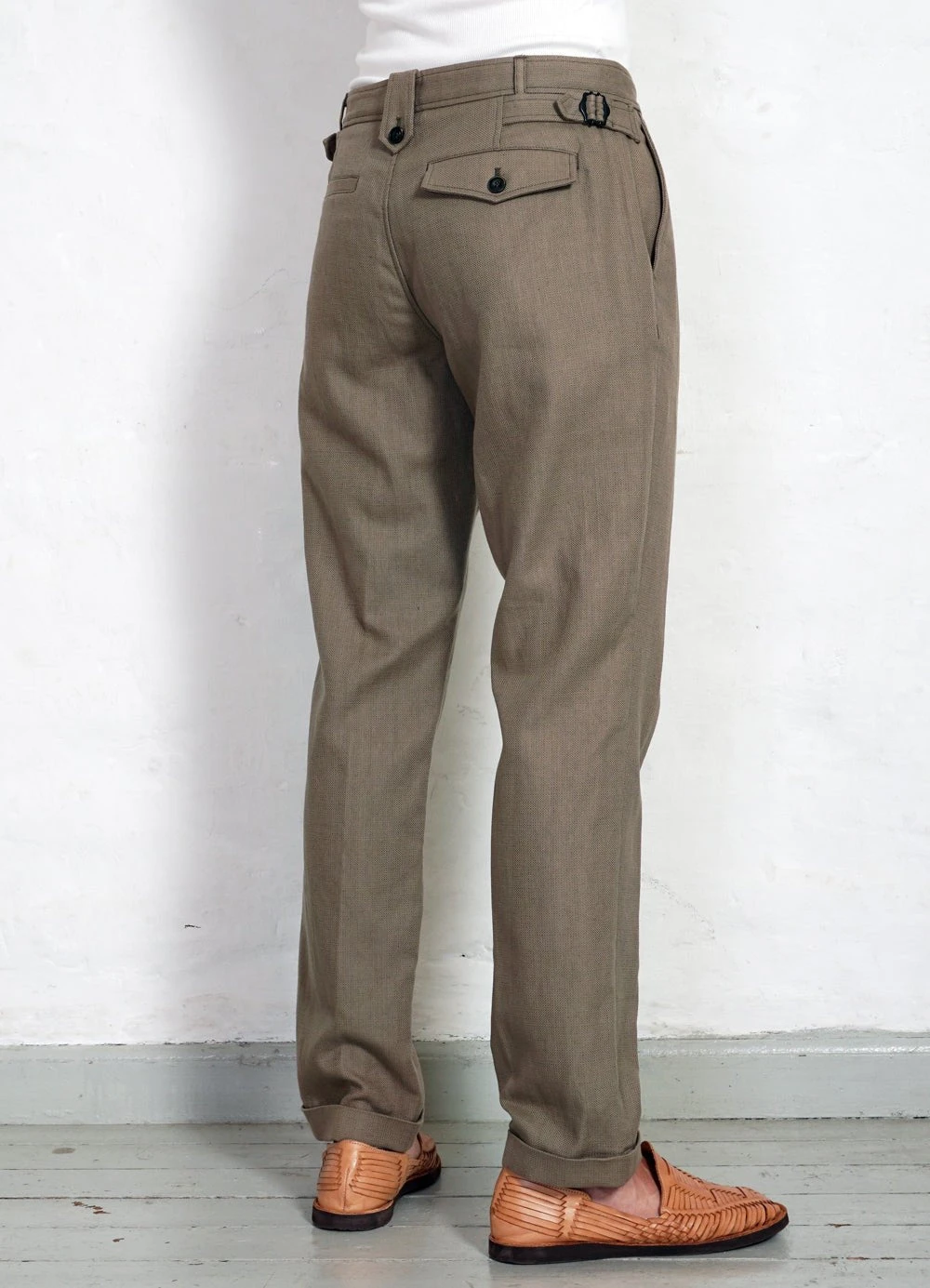 HANSEN GARMENTS FINN | Side Buckle Regular Trousers | Bay Leaf 3 HANSEN GARMENTS FINN | Side Buckle Regular Trousers | Bay Leaf – Bild 3
