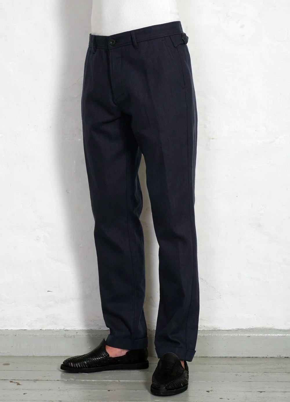 HANSEN GARMENTS FINN | Side Buckle Regular Trousers | Dark Blue 3 HANSEN GARMENTS FINN | Side Buckle Regular Trousers | Dark Blue – Bild 3