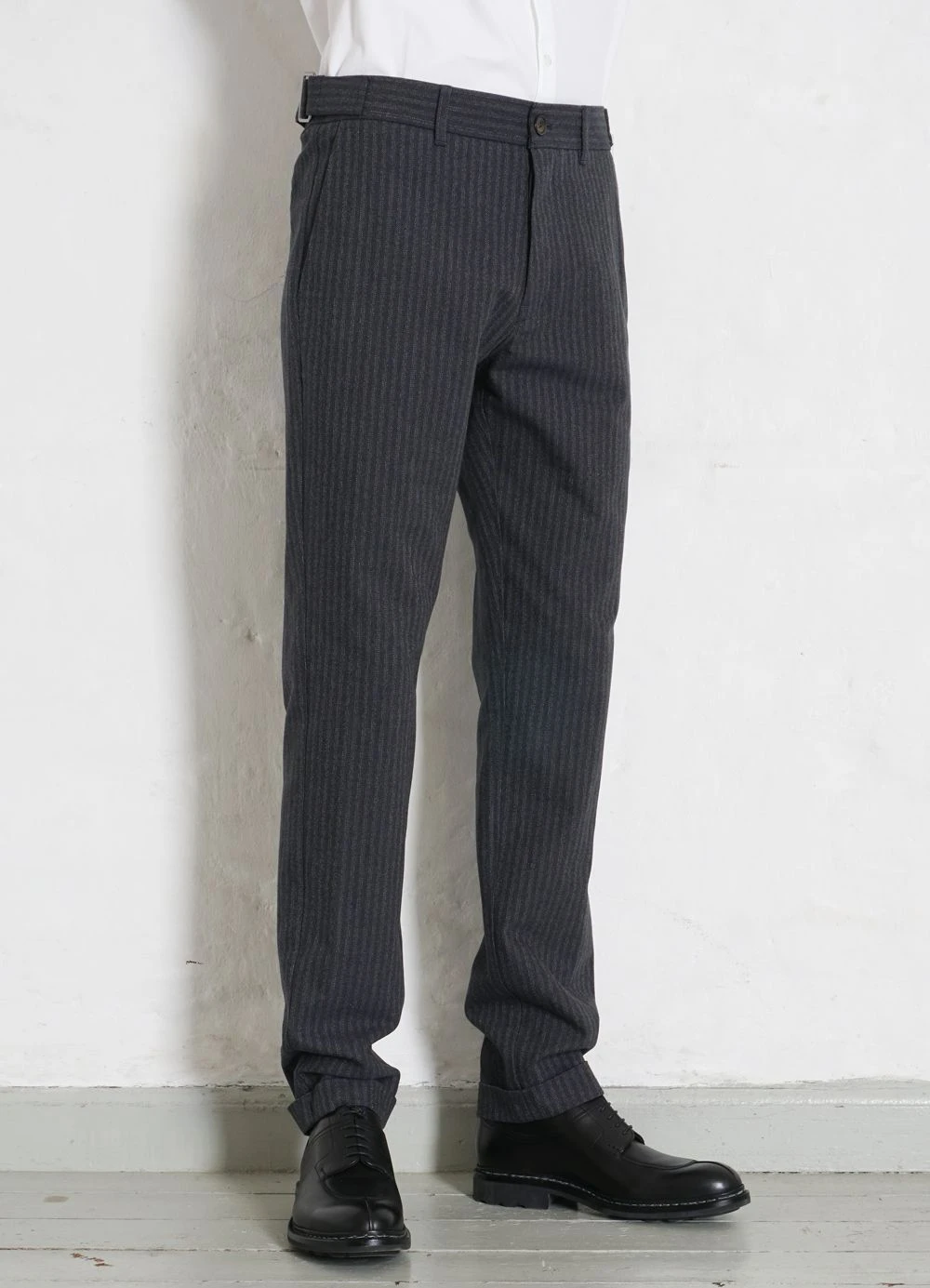 HANSEN GARMENTS FINN | Side Buckle Regular Trousers | Grey Pin 2 HANSEN GARMENTS FINN | Side Buckle Regular Trousers | Grey Pin – Bild 2