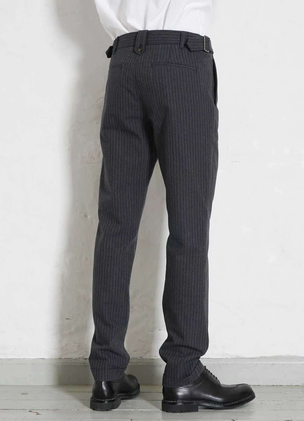 HANSEN GARMENTS FINN | Side Buckle Regular Trousers | Grey Pin 3 HANSEN GARMENTS FINN | Side Buckle Regular Trousers | Grey Pin – Bild 3