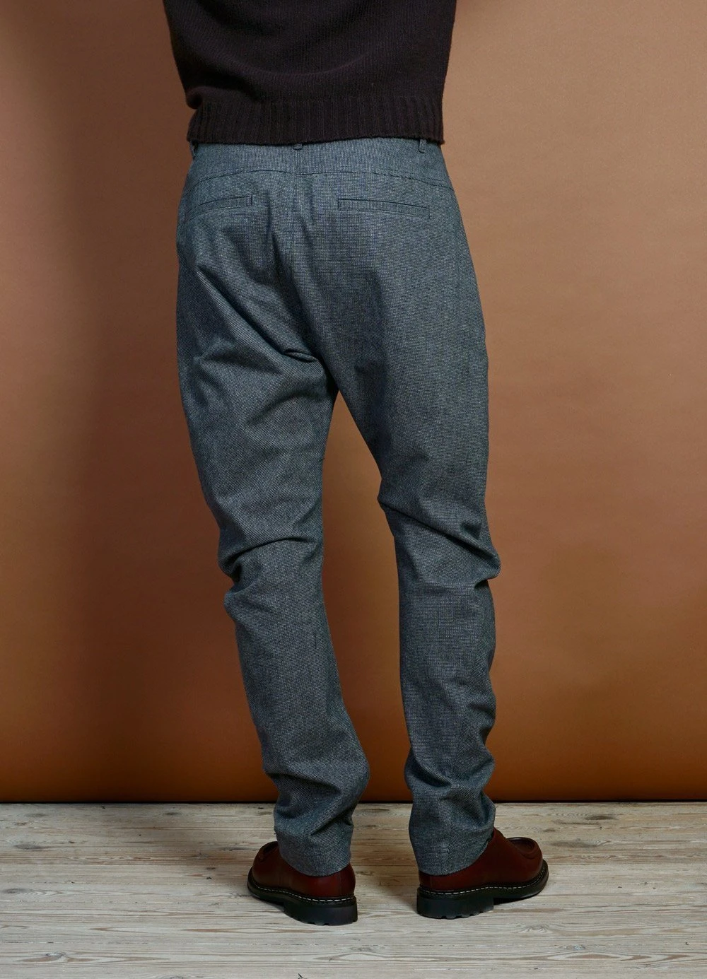HANSEN GARMENTS OTTO | Curved Leg Trousers | Gravel 4 HANSEN GARMENTS OTTO | Curved Leg Trousers | Gravel – Bild 4