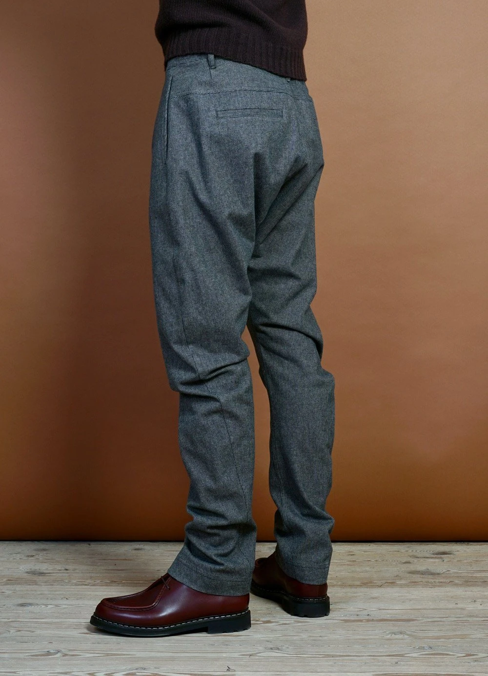 HANSEN GARMENTS OTTO | Curved Leg Trousers | Gravel 3 HANSEN GARMENTS OTTO | Curved Leg Trousers | Gravel – Bild 3